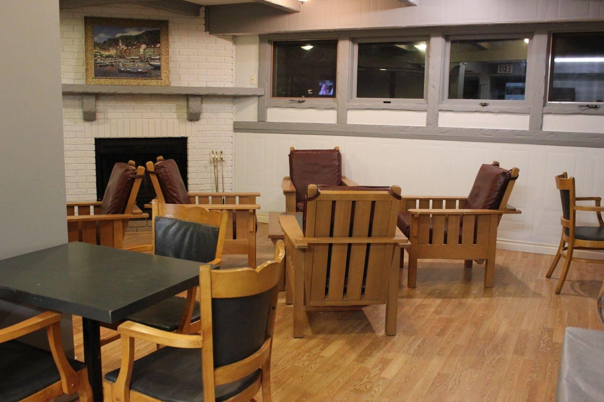 Travelodge By Wyndham Blairmore מראה חיצוני תמונה